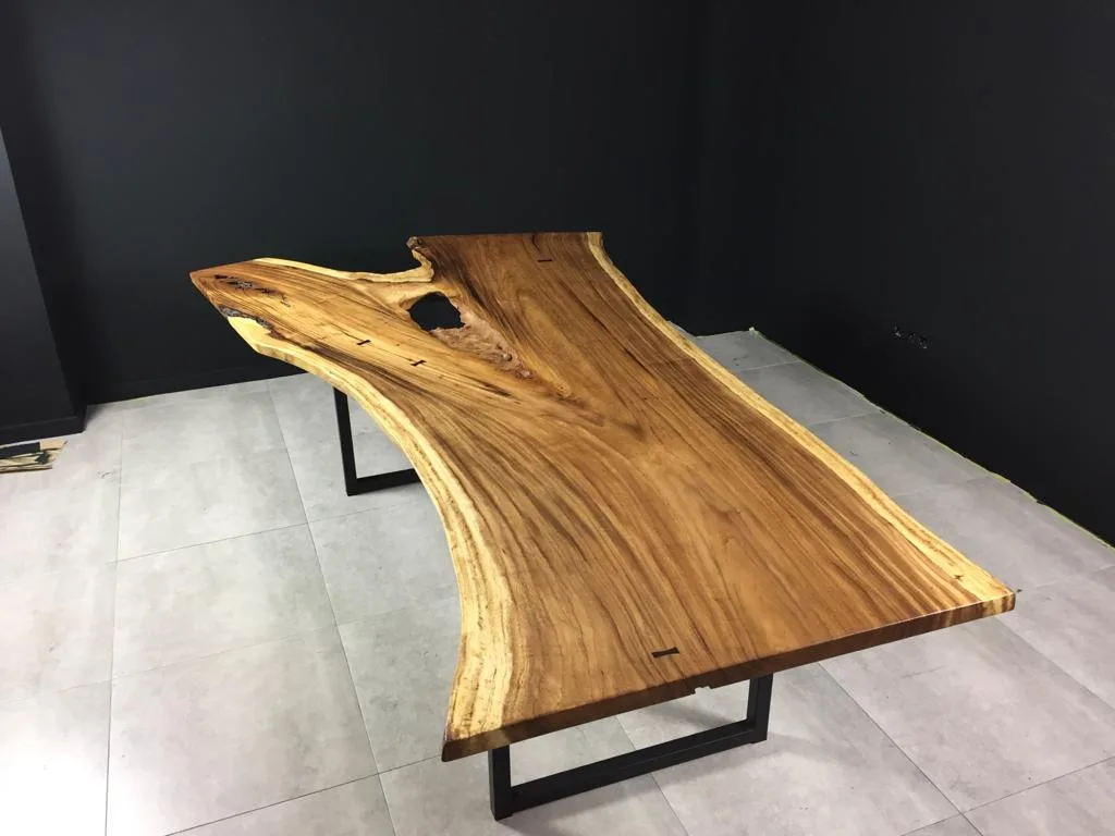 Tapa de mesa con borde natural y vetas singulares