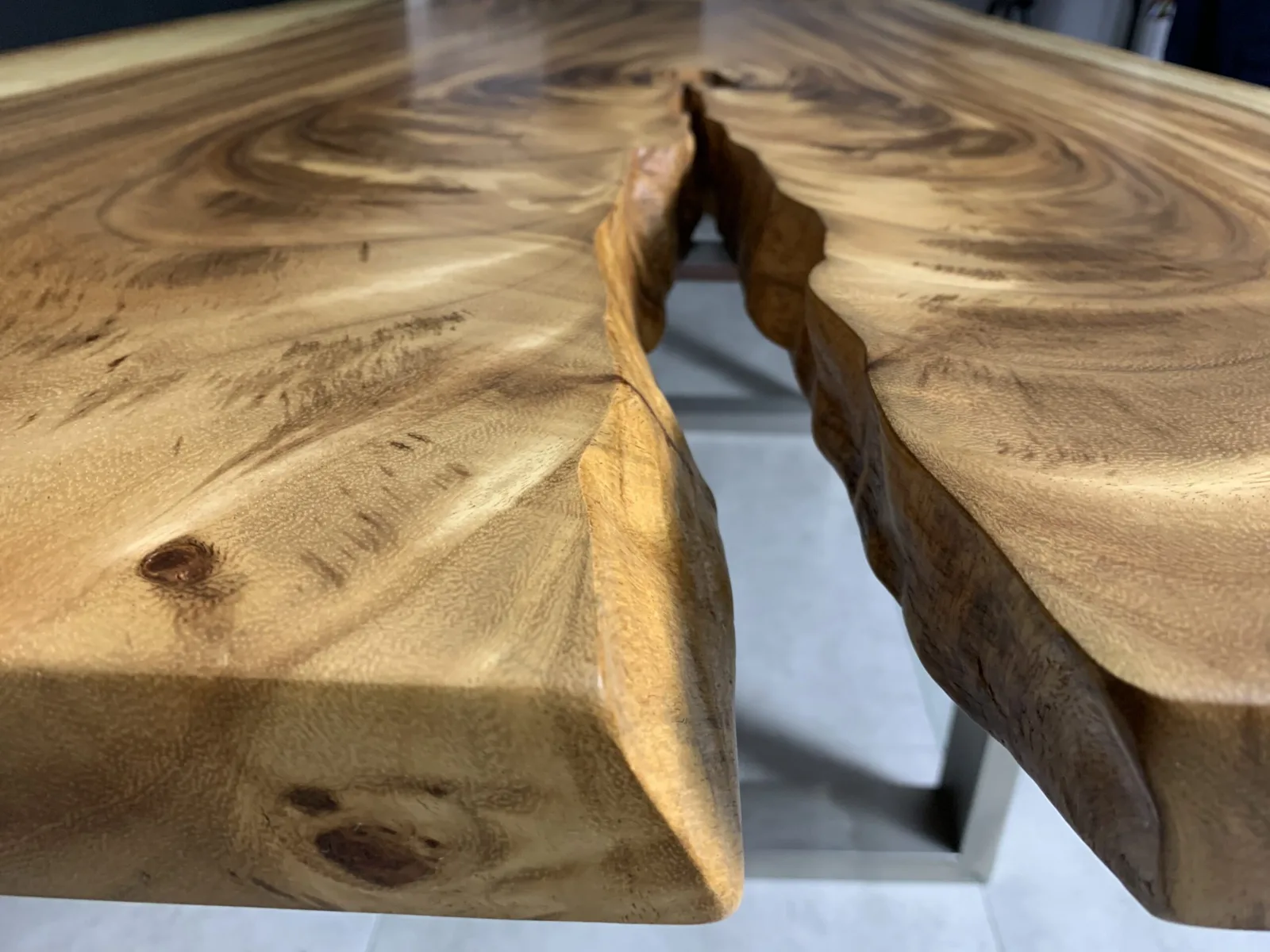 Detalle de una tapa de madera natural con su veta y borde orgánico